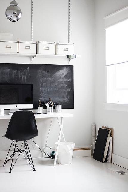 minimal-office-chalkboard